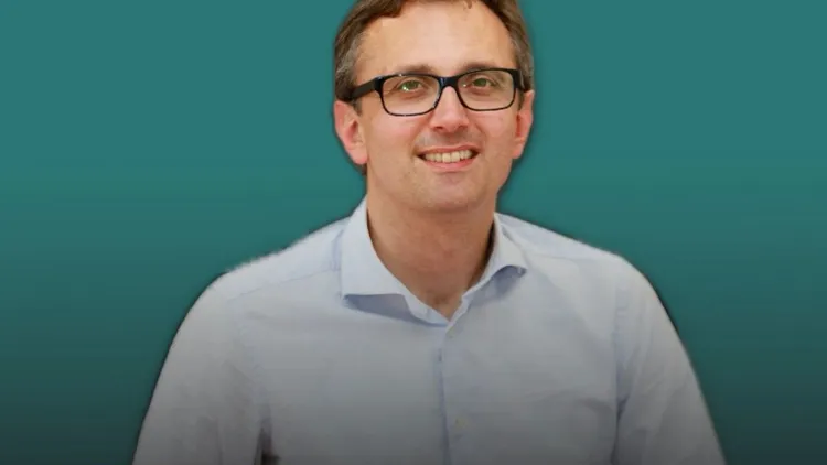 Immagine per 383 - Internet a 13 anni ma alcol a 18, ha senso? Con Marco Gui al Digital Detox Festival