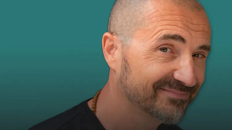 Immagine per 390 - L'età è un superpotere: reinventarsi quando gli altri mollano con Sebastiano Zanolli al Digital Detox Festival